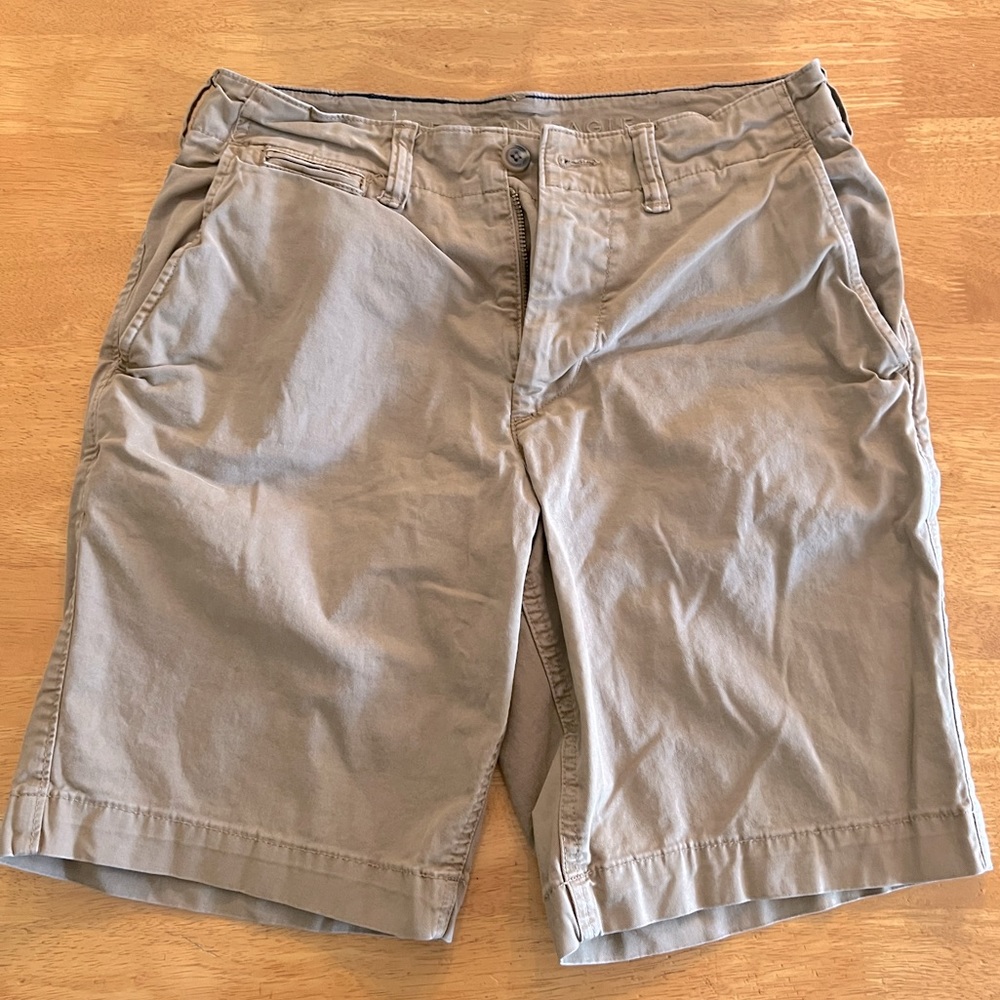 American Eagle Next Level Flex Khaki Cargo Shorts • Size 30